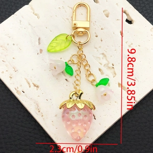 Porte-clés fraise rose translucide avec fleurs de muguet et pendentif feuille verte