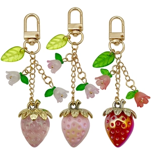 Lot de trois porte-clés fraises et muguet avec attaches dorées pour sacs de femmes