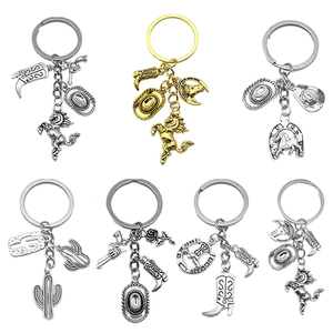 Lot de porte-clés style western avec bottes, chapeaux, chevaux et pistolets en argent antique