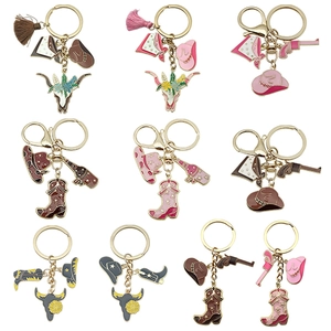 Porte-clés de cowboy occidental avec cheval, chapeau, pistolet et breloques argentées