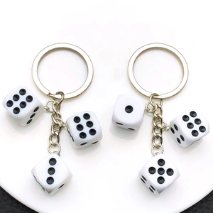Llavero minimalista de dados en resina blanca con cadena de metal para bolsos