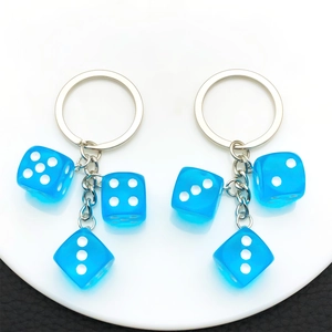 Set di due portachiavi creativi con dadi in resina blu trasparente e anelli in metallo