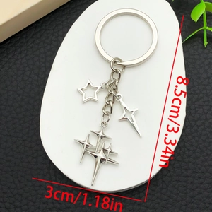 Détail du porte-clés étoile montrant les dimensions 8,5cm de long et 3cm de large