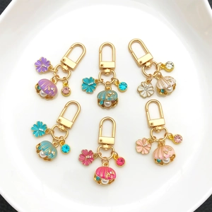 Porte-clés créatifs en forme de fleur et coquillage perlé pour sacs et accessoires