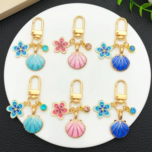 Détails des porte-clés en forme de coquillage et fleur avec placage or et émail coloré