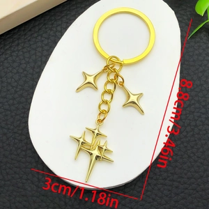 Détail du porte-clés doré en forme d'étoile à quatre branches avec longueur de 8,8 cm
