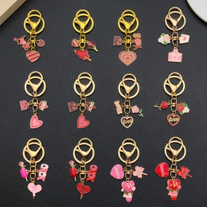 12er Set Emaille-Schlüsselanhänger zum Valentinstag mit Herzmotiven auf schwarzem Leder