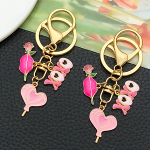 Schlüsselanhänger mit rosa Rosen und Herz-Süßigkeiten, Goldbeschichtung und XOXO-Anhänger