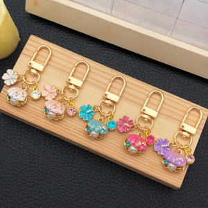 Porte-clés créatifs en émail en forme de fleur de coquillage avec perles sur socle