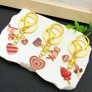 Valentinstag Schlüsselanhänger Set mit Love Herz Emaille Anhängern in Gold und Rosa