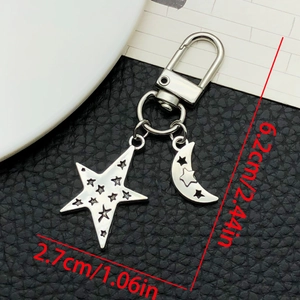 Détail d'un porte-clés lune et étoile en argent antique, mesure de 6,2 cm de long