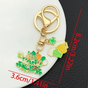 Détail du porte-clés de la Saint-Patrick avec dimensions 8,2 cm x 3,6 cm et motifs trèfles
