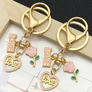 Porte-clés Romantique en Alliage de Zinc Cœur Rose LOVE Émaillé pour Femme Cadeau Saint-Valentin Rose Rouge Or Bijou de Sac