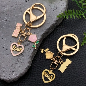 Porte-clés cœur rose avec rose en émail et lettres LOVE sur alliage doré brillant