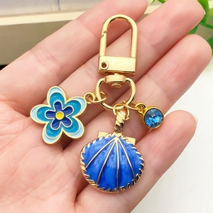 Porte-clés créatif thème océan avec coquillage bleu, fleur émaillée et cristal doré