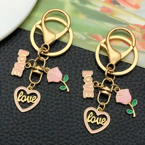 Porte-clés cœur rose et rose plaqué or avec pendentif LOVE et fermoir mousqueton pour sacs