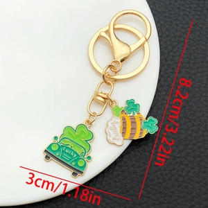 Détail du porte-clés Saint-Patrick avec voiture trèfle verte et charme de tonneau poli