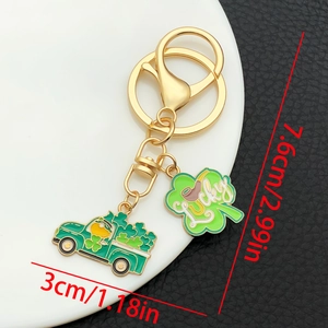 Détail du porte-clés Saint-Patrick avec trèfle porte-bonheur et camionnette verte