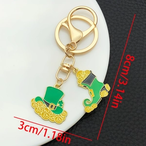 Détail du porte-clés de la Saint-Patrick montrant les charms chapeau et botte avec taille