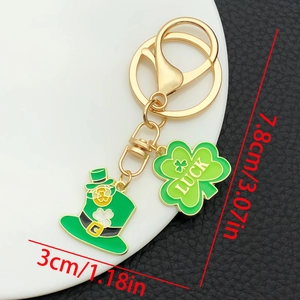 Détail du porte-clés de la Saint-Patrick avec chapeau vert et trèfle chanceux