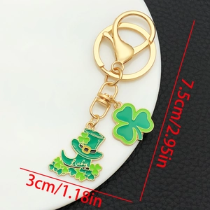 Vue détaillée du porte-clés botte de chance St. Patrick avec dimensions indiquées