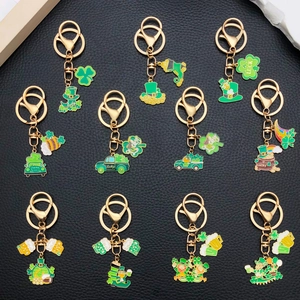 Lot de porte-clés Saint-Patrick avec trèfles verts et charmes porte-bonheur en alliage
