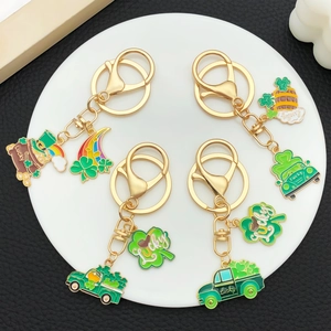 Set de porte-clés Saint-Patrick avec camion trèfle et pendentifs arc-en-ciel