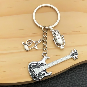 Musik Rock Schlüsselanhänger in Antik-Silber mit Flammen-Gitarre, Mikrofon und Noten-Anhänger