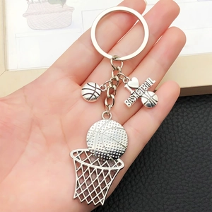 Porte-clés basketball en argent antique avec filet et pendentifs cœur basket en main