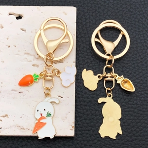 Porte-clés lapin de style chinois avec pendentifs carotte et nuage en alliage doré