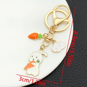 Détail d'un porte-clés lapin de 8,9 cm sur 3 cm présenté sur une assiette blanche ronde