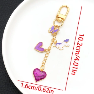 Détail du porte-clés licorne montrant la longueur de 10,2 cm et le cœur à paillettes