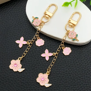 Porte-clés doré fleur de cerisier et rose avec pendentifs en émail rose et cristaux