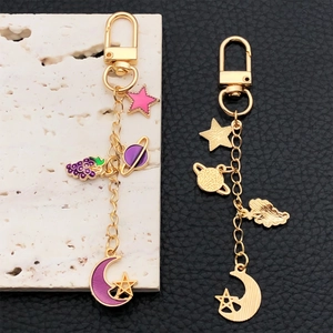 Porte-clés boucle U dorée avec breloques émaillées cœur, étoile et planète violettes
