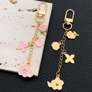 Porte-clés en alliage de zinc avec rose rose et fleur de cerisier et émail doré