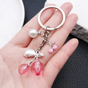 Rosa transparenter Kirsch-Schlüsselanhänger mit silberner Schleife und Perle am Haken