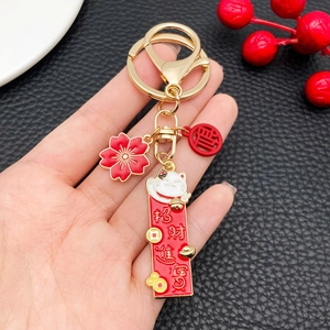 Porte-clés chat porte-bonheur doré avec pendentifs rouges et fleur de cerisier