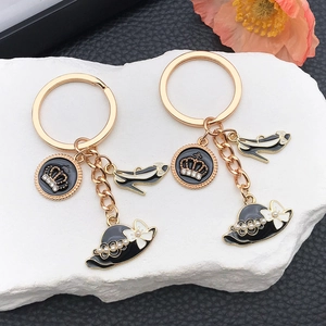 Porte-Clés Élégant en Alliage de Zinc Émaillé Avec Breloques Chaussure Chapeau Couronne Plaqué Or Strass Bijoux Femme
