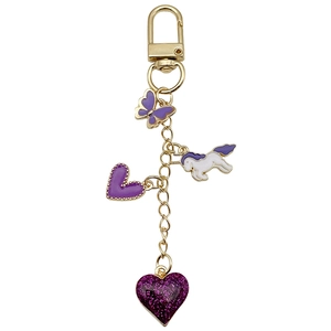 Porte-clés doré avec charms papillon violet, cœur et cheval à bascule sur fermoir en D