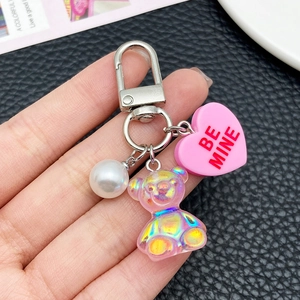 Porte-clés ours en résine rose irisée avec perle et pendentif cœur pour sac
