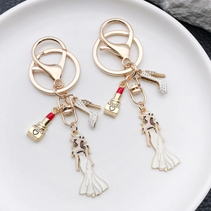 Modischer goldener Schlüsselanhänger mit Lippenstift, High Heel und Frauen-Anhängern