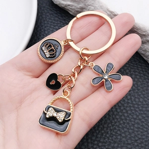 Porte-clés avec pièce couronne, cadenas cœur noir, sac à main et fleur en plaqué or rose