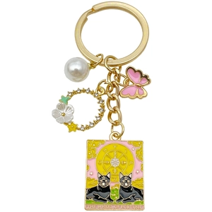 Porte-clés chat tarot roue de la fortune rose avec papillon et anneau perle