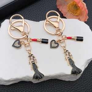 Mode Damen Zinklegierung Schlüsselanhänger Herz Lippenstift Langes Kleid Modell Anhänger Strass Emaillierter Schlüsselanhänger Tasche Charme
