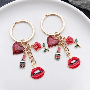 Porte-clés doré avec charms cœur scintillant, rouge à lèvres, rose et lèvres rouges