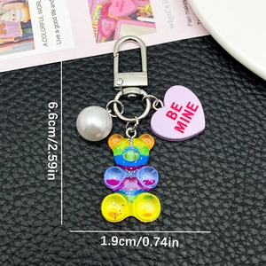 Porte-clés ours en résine coloré avec perle et cœur Be Mine sur fond noir élégant