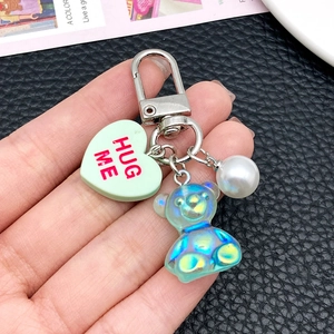 Porte-clés ours iridescent avec cœur Hug Me et perle sur un anneau en métal chic