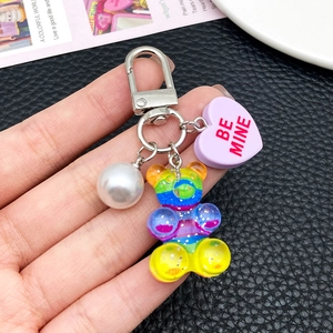 Porte-clés ours en résine arc-en-ciel avec perle blanche et pendentif cœur violet en métal