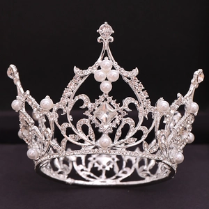 Baroque bridal crown featuring sparkling square diamonds and elegant white pearls