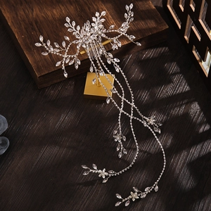 Dettaglio del pettine da sposa in argento con strass e lunghe nappe a frangia